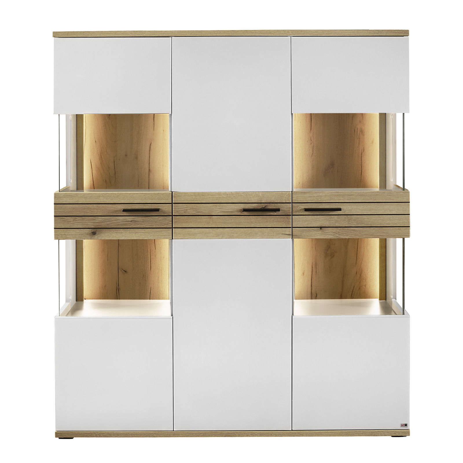 Frontale Ansicht eines modernen Highboards mit weißen Türen und Holzdetails, beleuchtet von innen.