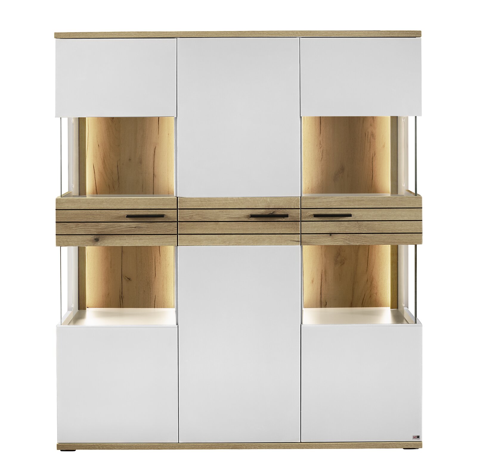 Frontale Ansicht eines modernen Highboards mit weißen Türen und Holzdetails, beleuchtet von innen.