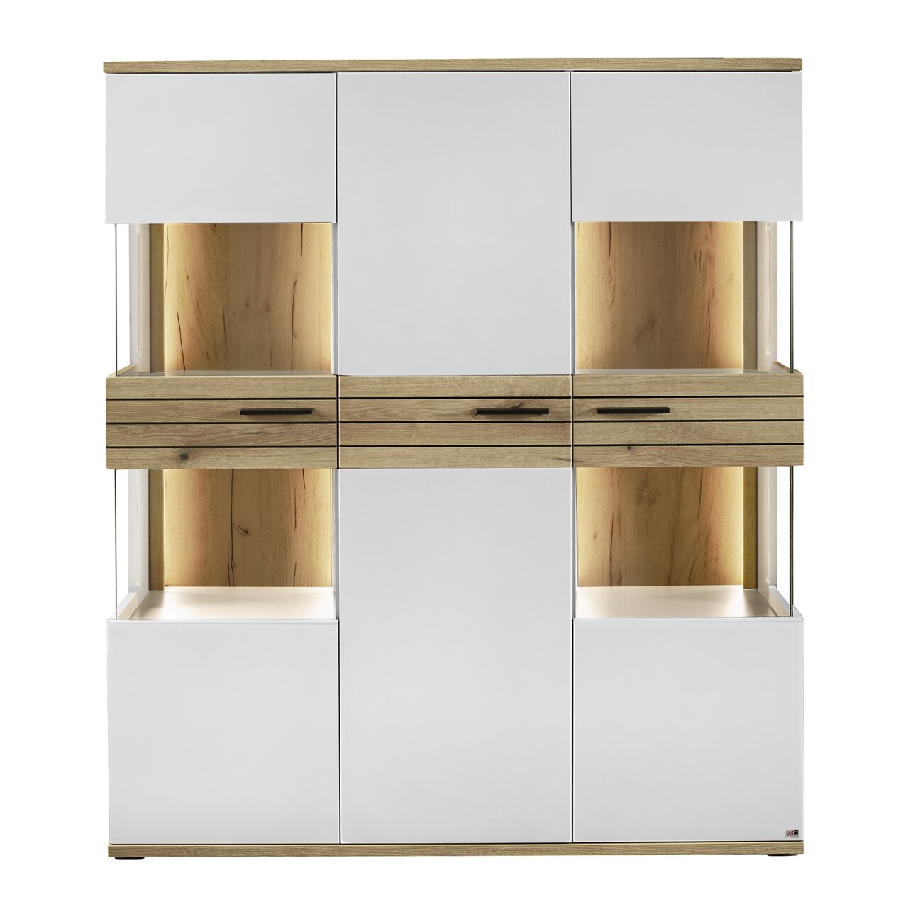 Frontale Ansicht eines modernen Highboards mit weißen Türen und Holzdetails, beleuchtet von innen.