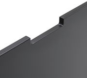 Nahaufnahme einer schwarzen, glatten Kante eines Highboards aus der Vogelperspektive.