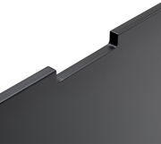 Nahaufnahme einer schwarzen, glatten Kante eines Highboards aus der Vogelperspektive.