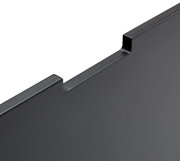 Nahaufnahme einer schwarzen, glatten Kante eines Highboards aus der Vogelperspektive.