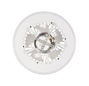 Deckenventilator von unten mit sichtbaren Flügeln und Metallhalterung