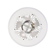 Deckenventilator von unten mit sichtbaren Flügeln und Metallhalterung