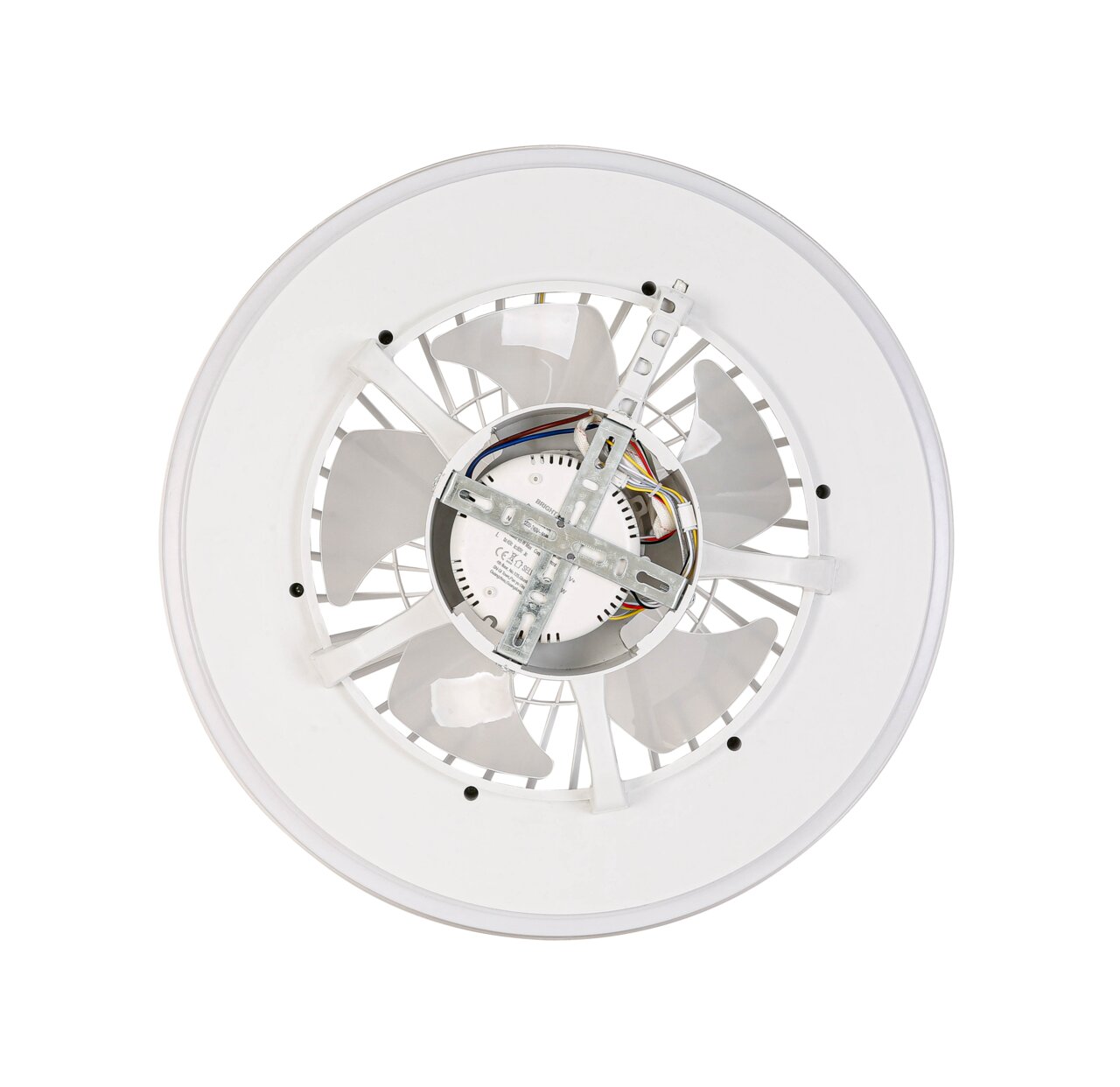 Deckenventilator von unten mit sichtbaren Flügeln und Metallhalterung