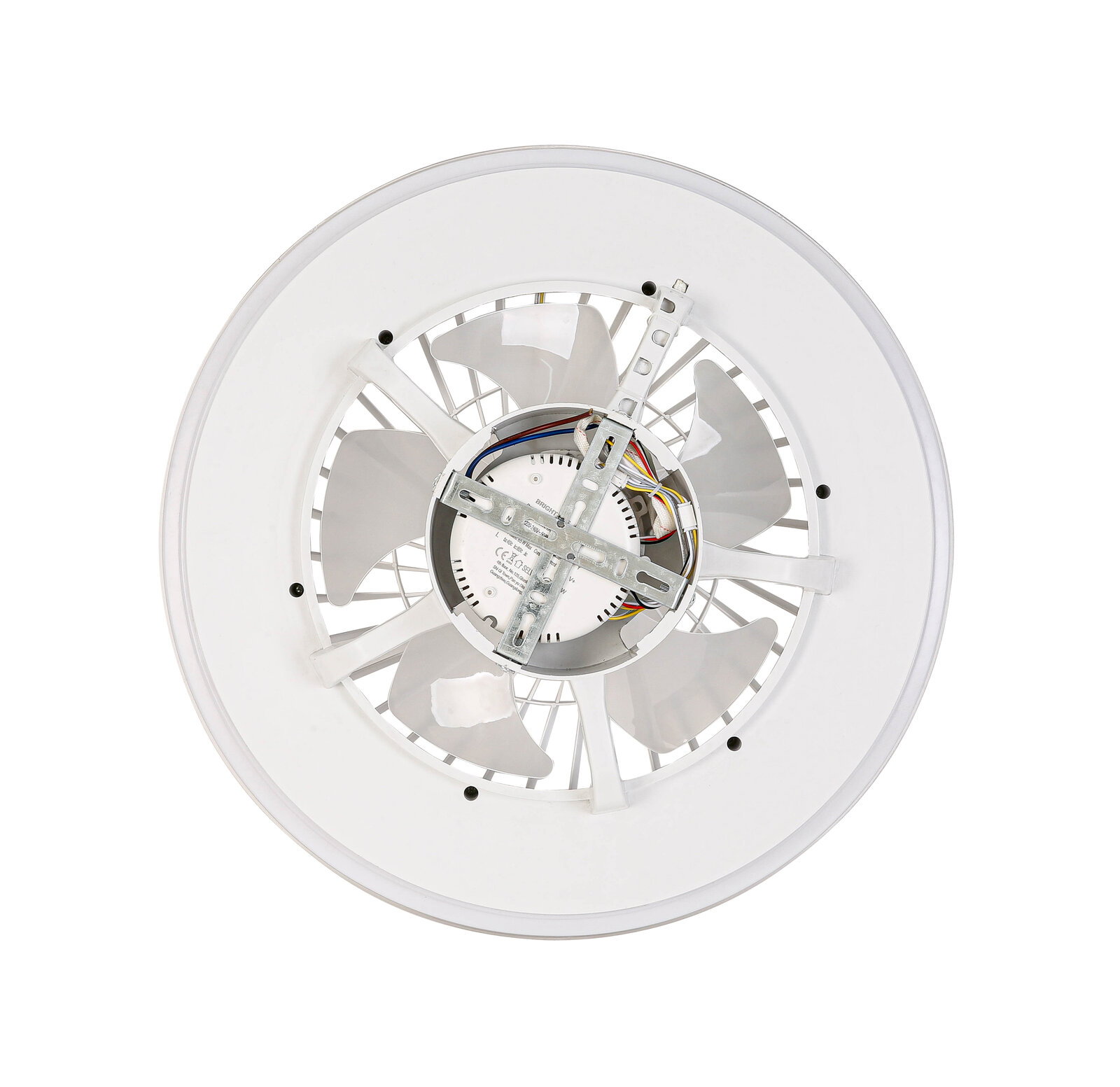 Deckenventilator von unten mit sichtbaren Flügeln und Metallhalterung