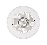 Deckenventilator von unten mit sichtbaren Flügeln und Metallhalterung