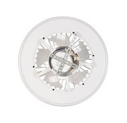 Deckenventilator von unten mit sichtbaren Flügeln und Metallhalterung