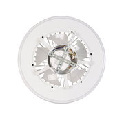 Deckenventilator von unten mit sichtbaren Flügeln und Metallhalterung