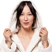 Frau in cremefarbenem Kapuzenmantel, Vorderansicht