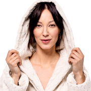 Frau in cremefarbenem Kapuzenmantel, Vorderansicht