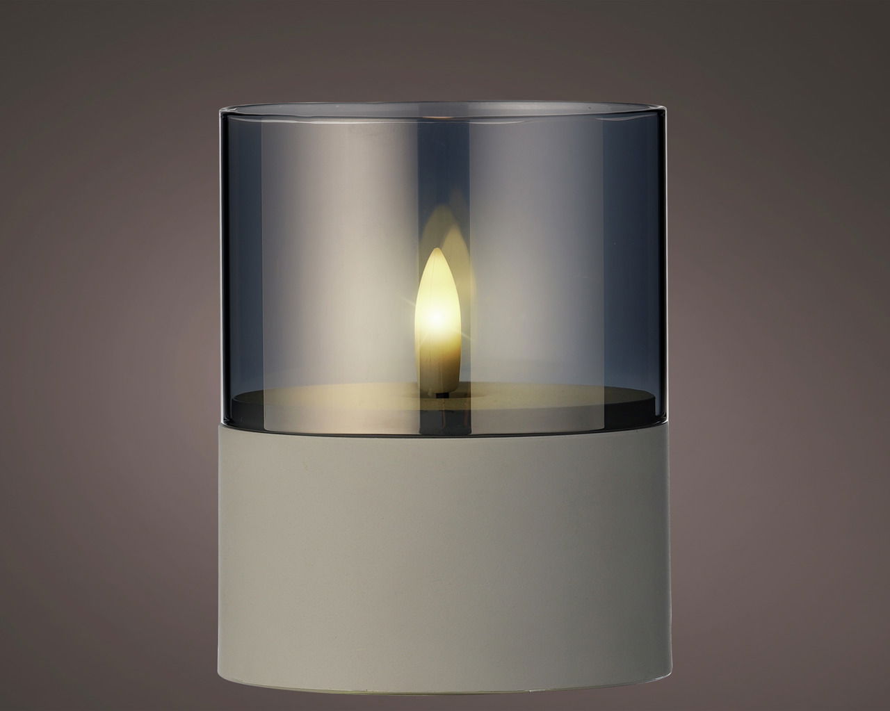 LED Kerze in einem zylindrischen Glas mit Wachsfuß, seitliche Perspektive