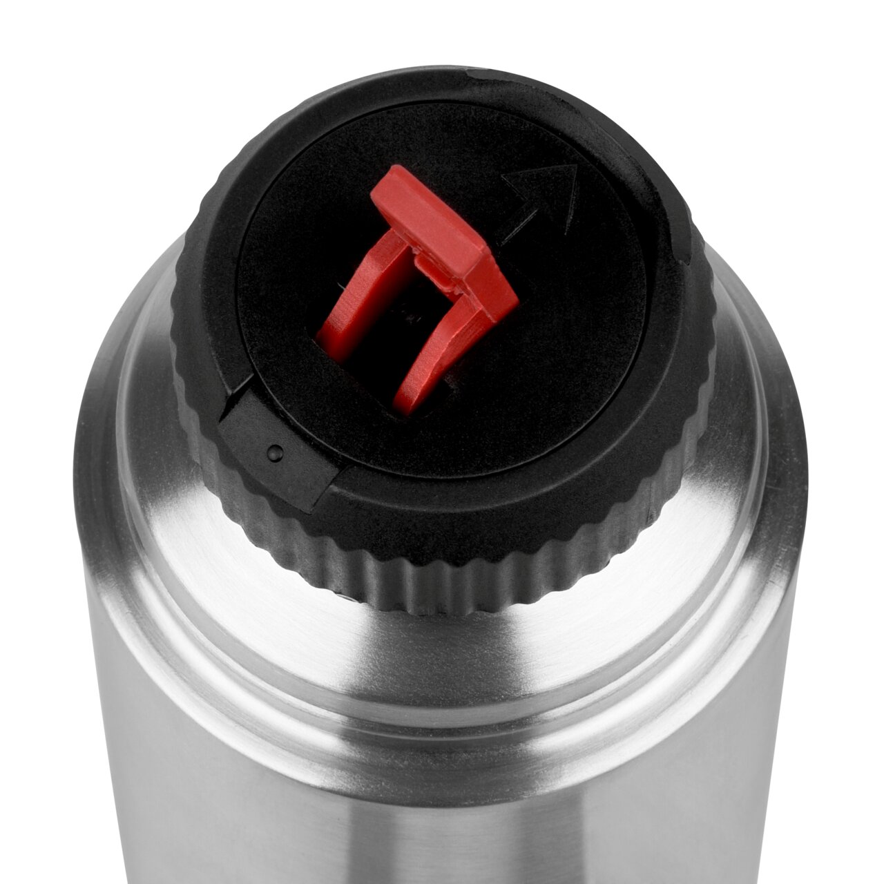 Bovenaanzicht op het deksel van een zilveren thermosfles met een rode sluiting.