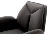 Nahaufnahme eines modernen, gepolsterten Barstuhls in dunklem Leder mit ergonomischer Rückenlehne, seitliche Perspektive.