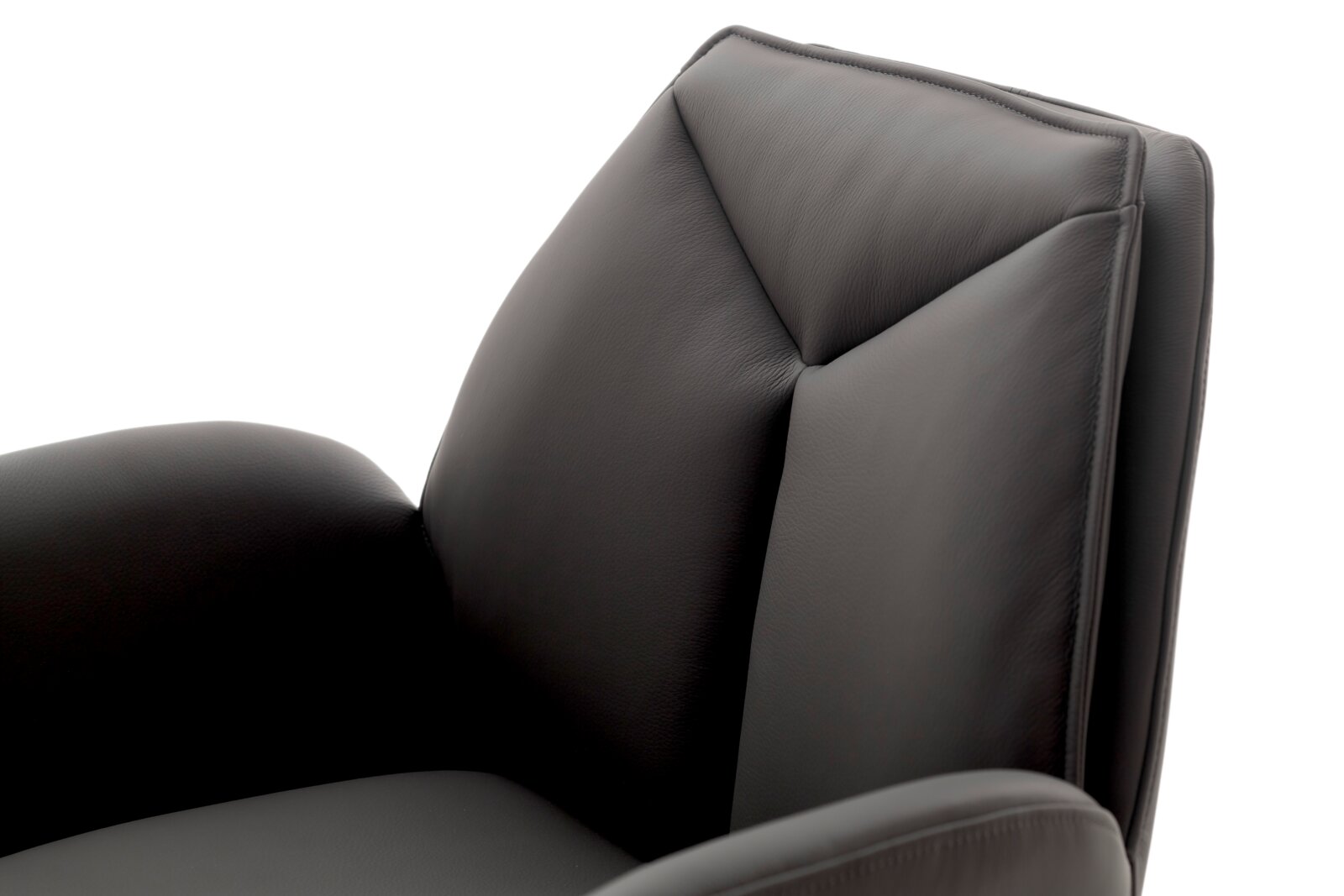 Nahaufnahme eines modernen, gepolsterten Barstuhls in dunklem Leder mit ergonomischer Rückenlehne, seitliche Perspektive.
