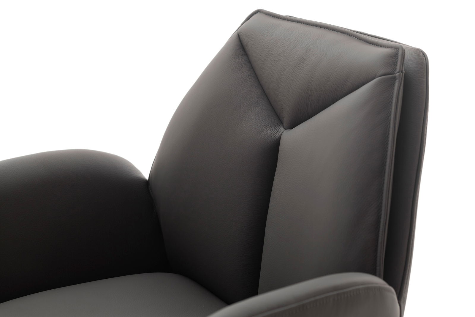 Nahaufnahme eines modernen, gepolsterten Barstuhls in dunklem Leder mit ergonomischer Rückenlehne, seitliche Perspektive.