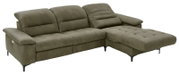Bruine longchair-set PURE COMFORT 820 met drie zitplaatsen en een chaise longue aan de rechterkant, gezien vanaf de zijkant.