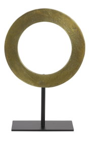 Rundes, goldenes Ornament auf einem schwarzen Ständer, frontal betrachtet.