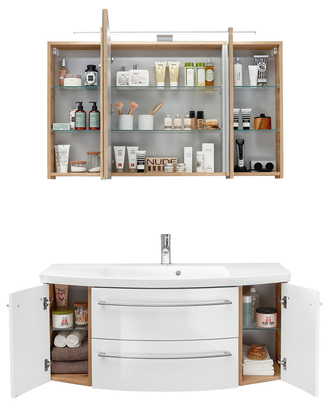Badezimmerkombination bestehend aus einem Spiegelschrank mit offenen Türen, gefüllt mit Pflegeprodukten, und einem Waschtisch mit geöffneten Schranktüren, gefüllt mit Handtüchern und Pflegeartikeln. Frontalansicht.