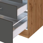 Nahaufnahme einer Küchenschublade mit grauer Front und Holzseite, teilweise geöffnet, seitliche Perspektive.