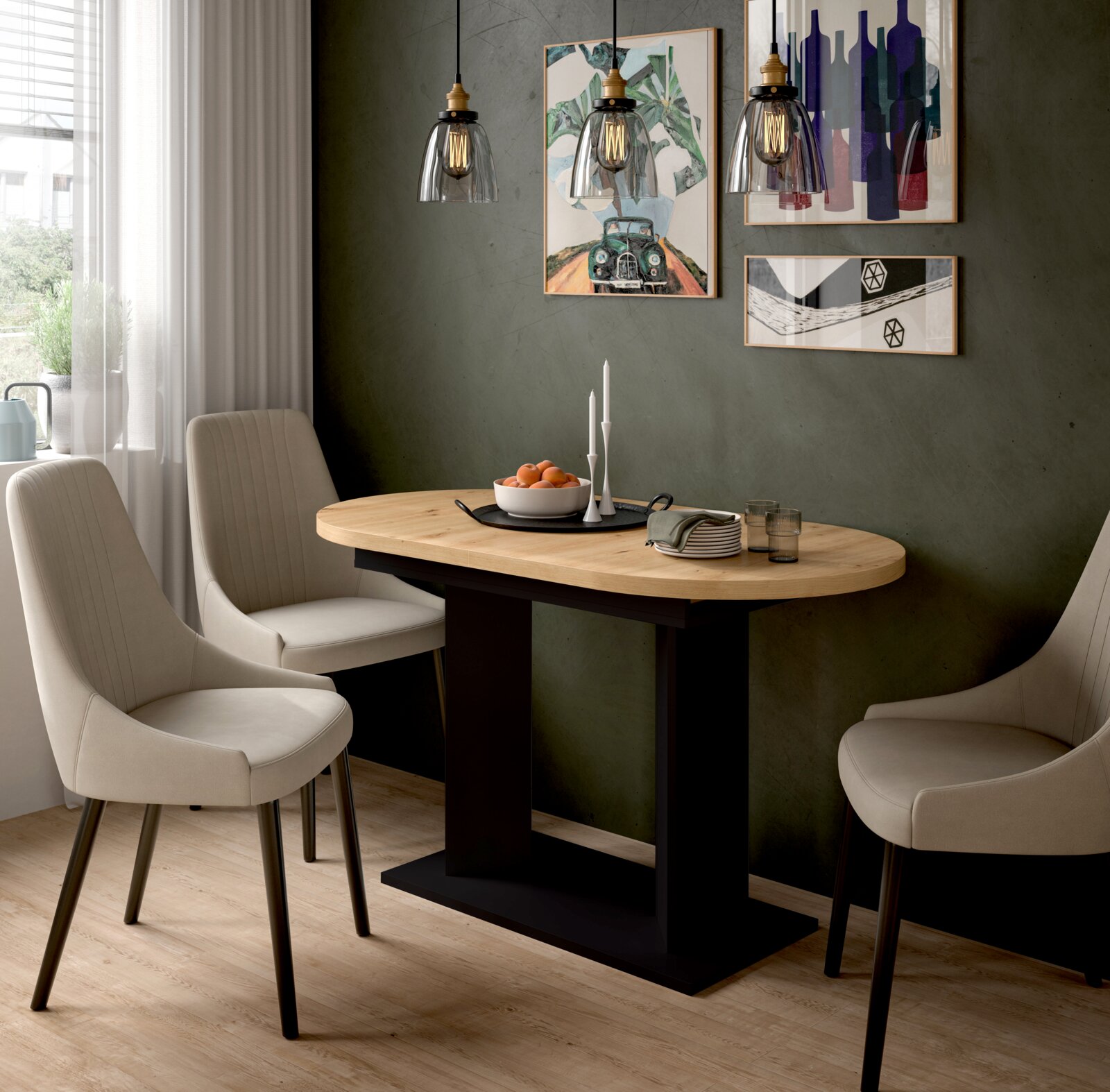 Ovaler Esstisch mit heller Holzplatte und schwarzem Mittelfuß, umgeben von gepolsterten Stühlen in Beige, im Esszimmer mit drei Glas-Pendelleuchten und Wandbildern; Perspektive: leicht schräg von vorn auf Tischhöhe.