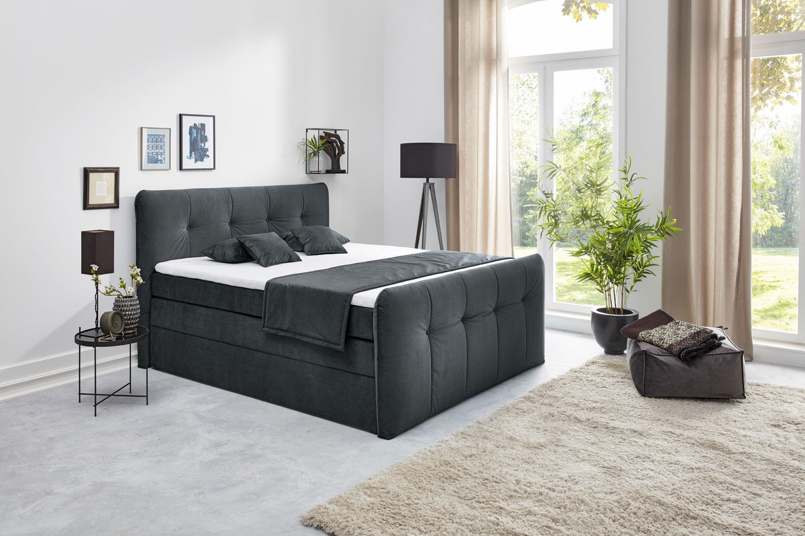 Boxspringbett in einem modernen Schlafzimmer, seitliche Perspektive, mit großen Fenstern und stilvoller Dekoration.