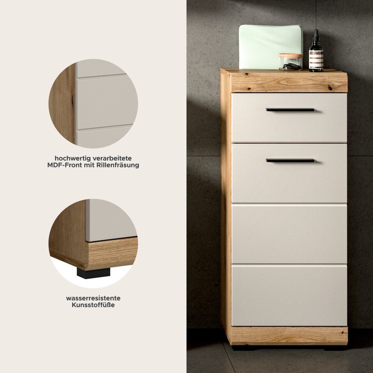 Schmaler Bad-Hochschrank/Unterschrank in Holzoptik mit vier weißen MDF-Schubladen (Rillenfräsung) und schwarzen Griffen, auf wasserresistenten Kunststofffüßen, frontal aus leicht seitlicher Perspektive fotografiert.