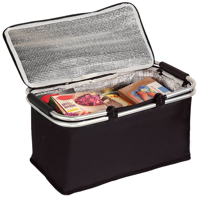 Open zwarte geïsoleerde koelmand met zilverkleurige thermovoering en aluminium frame, gevuld met verpakte etenswaren, schuin van voren gefotografeerd.