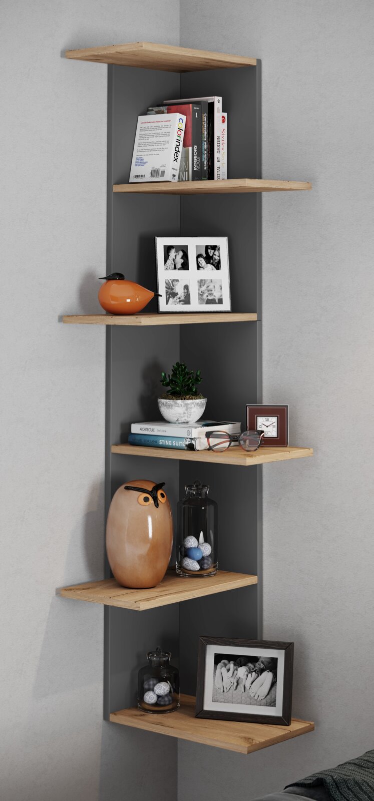 Modernes Eckregal für die Wand mit grauer Rückwand und sechs Holzablagen, dekoriert mit Büchern, Pflanzen und Dekoobjekten Ansicht schräg von vorn.