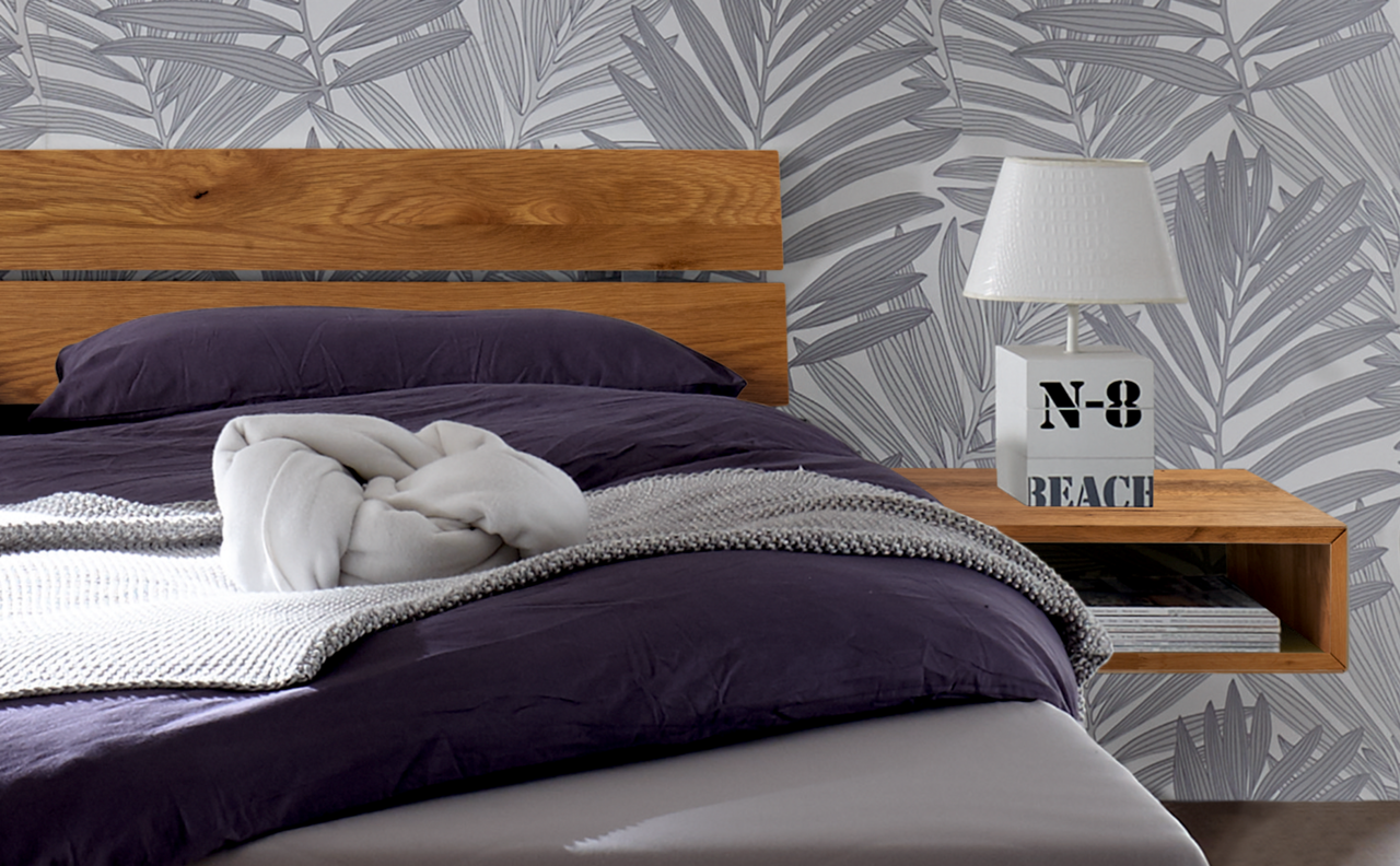 Holz- und Metallkopfteil in einem modernen Schlafzimmer, seitliche Perspektive