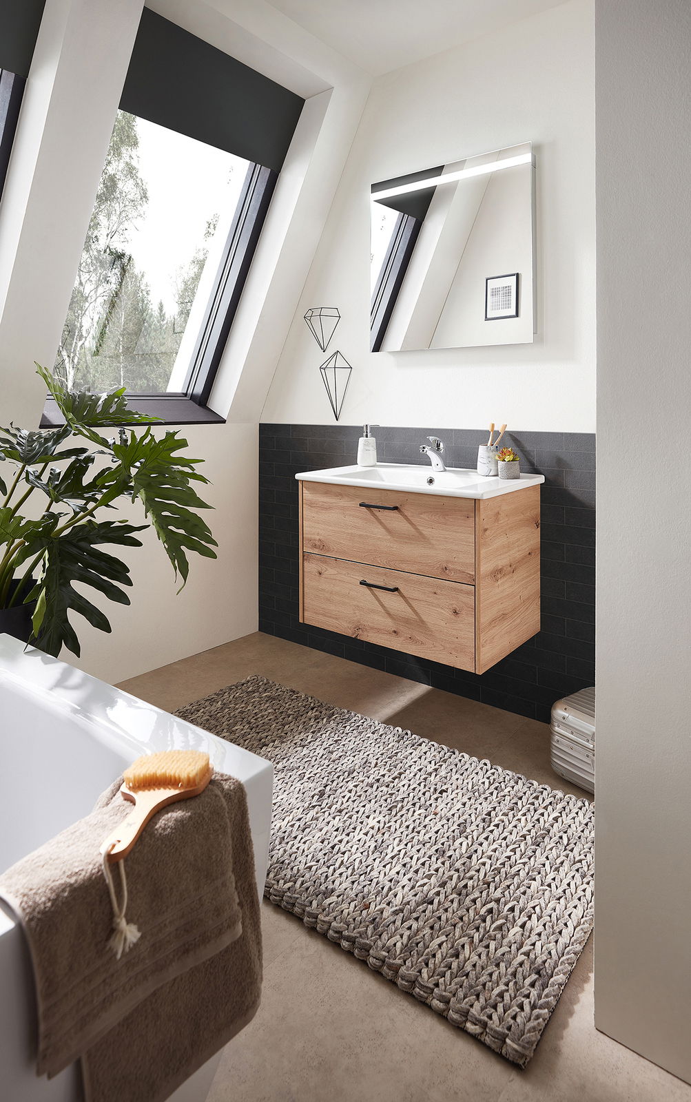 Moderner Waschtischunterschrank aus Holz mit zwei Schubladen, seitliche Perspektive im stilvollen Badezimmer.