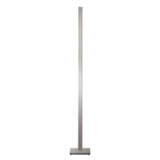 Schlanke, moderne LED-Stehleuchte in Metalloptik mit rechteckigem Standfuß, aus schmaler Seitenperspektive vor weißem Hintergrund