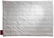 Vogelperspektive auf eine weiße Bettdecke, Vital Plus Leicht-Bett 200x200, mit gestepptem Design und rotem Etikett an der Seite
