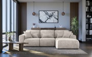 Großes, modernes Ecksofa in einem stilvollen Wohnzimmer, frontal betrachtet, mit hellgrauem Stoffbezug und mehreren Kissen, umgeben von eleganter Dekoration und großen Fenstern.
