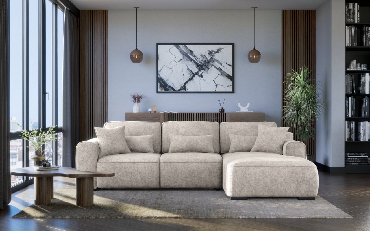Großes, modernes Ecksofa in einem stilvollen Wohnzimmer, frontal betrachtet, mit hellgrauem Stoffbezug und mehreren Kissen, umgeben von eleganter Dekoration und großen Fenstern.