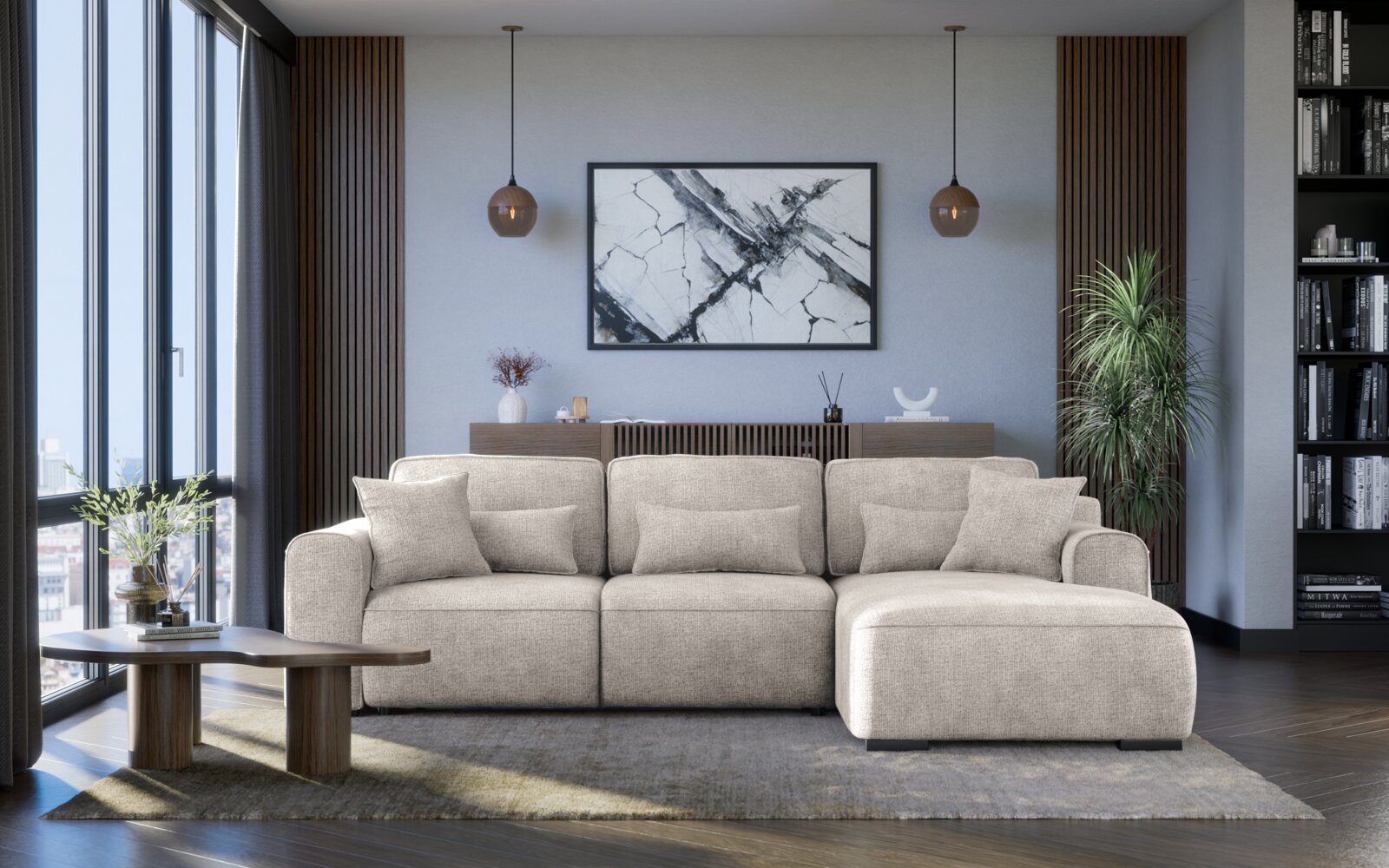 Großes, modernes Ecksofa in einem stilvollen Wohnzimmer, frontal betrachtet, mit hellgrauem Stoffbezug und mehreren Kissen, umgeben von eleganter Dekoration und großen Fenstern.