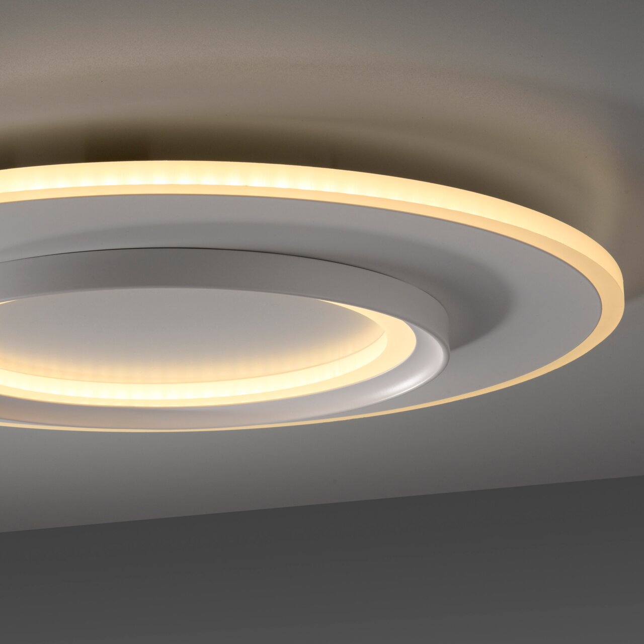 Moderne Deckenleuchte Q-KALINA mit kreisförmigem Design und warmweißer LED-Beleuchtung, seitliche Perspektive
