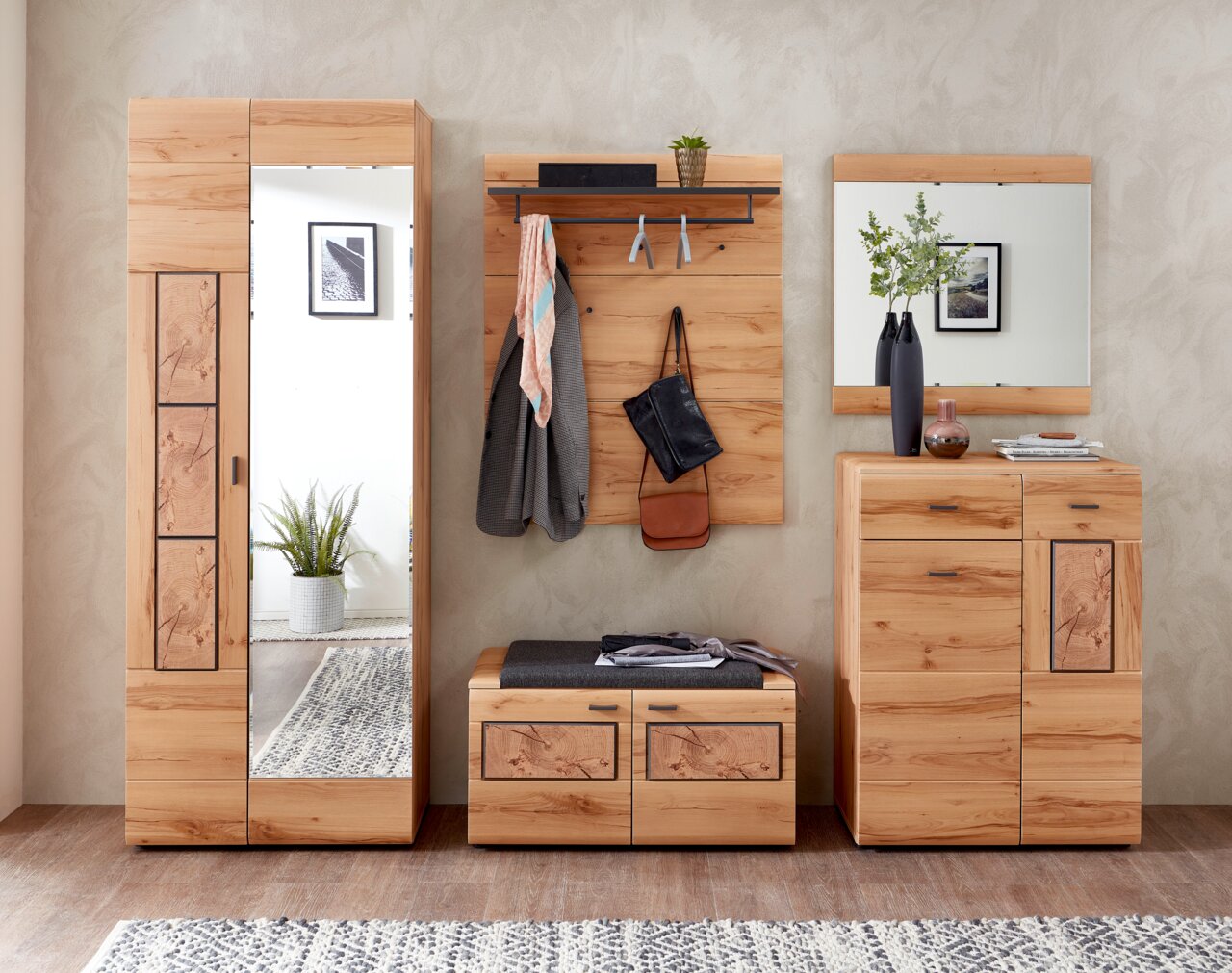Voleo Spiegel MADERA PLUS Flur-Set aus Holz mit Garderobenschrank, Spiegel, Bank und Garderobenpaneel, frontal fotografiert.