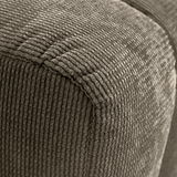 Nahaufnahme eines Hockers mit geripptem Stoffbezug, Perspektive von der Ecke.