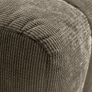 Nahaufnahme eines Hockers mit geripptem Stoffbezug, Perspektive von der Ecke.