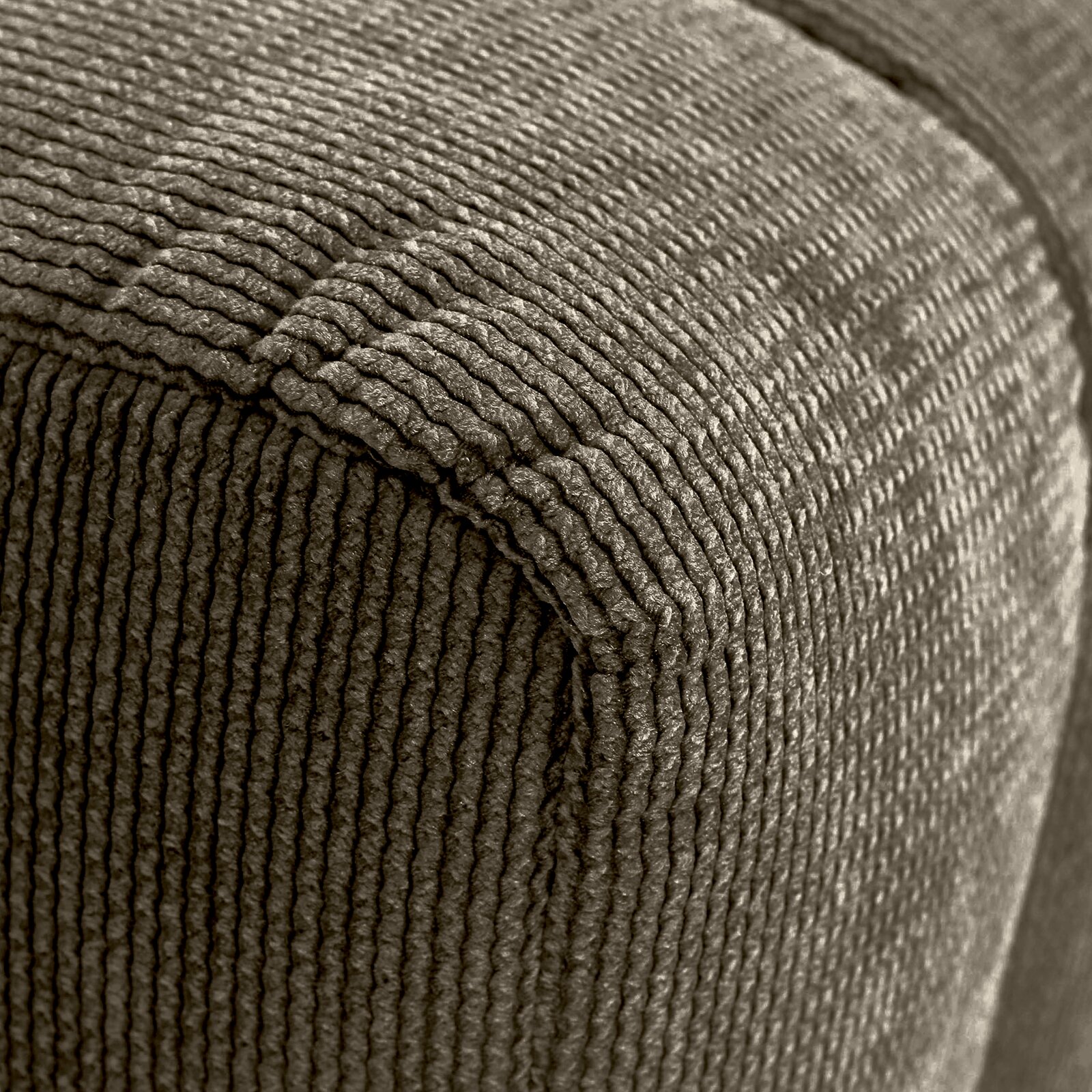 Novel Hocker LAILA Nahaufnahme eines Hockers mit geripptem Stoffbezug, Perspektive von der Ecke.