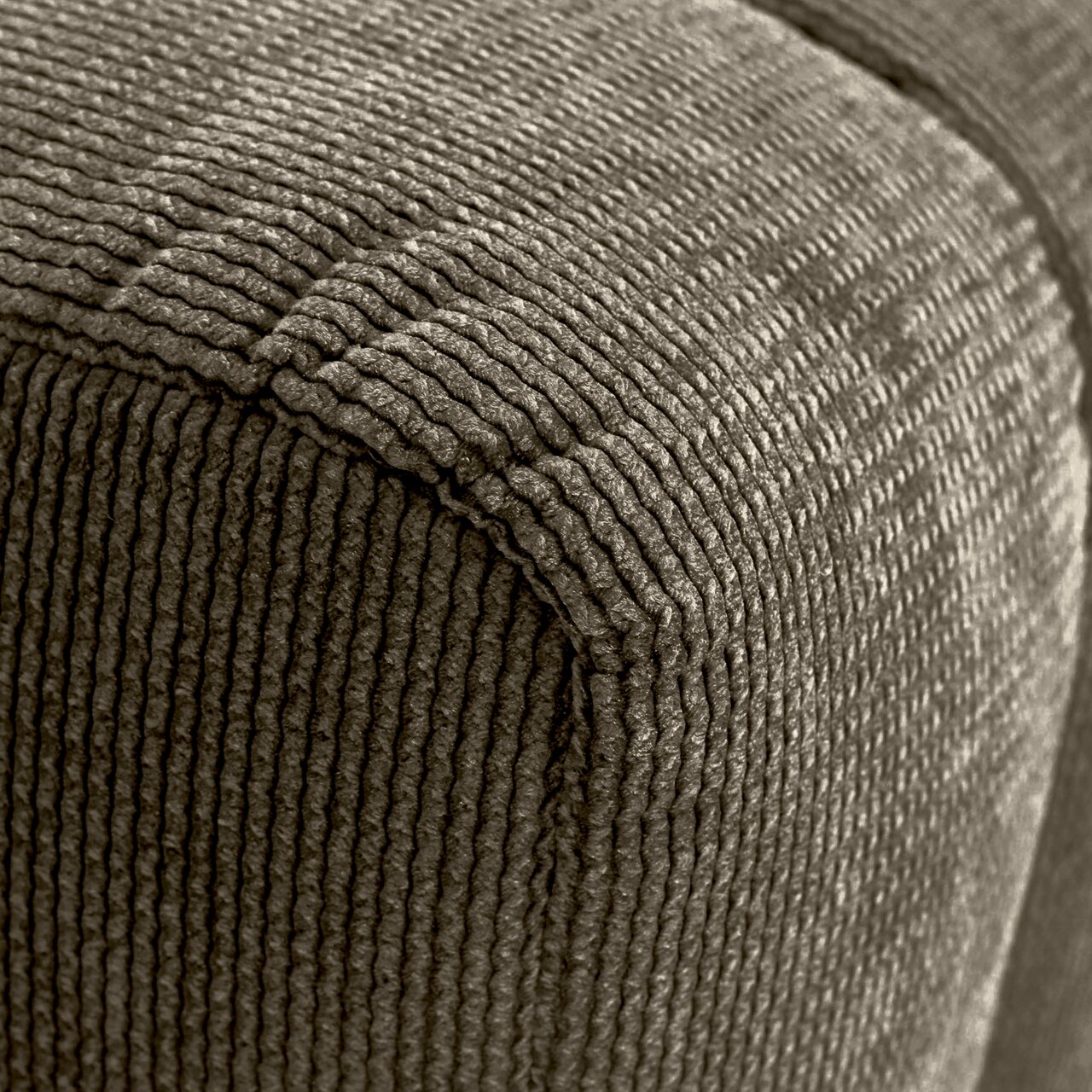 Novel Hocker LAILA Nahaufnahme eines Hockers mit geripptem Stoffbezug, Perspektive von der Ecke.