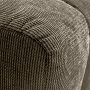Nahaufnahme eines Hockers mit geripptem Stoffbezug, Perspektive von der Ecke.