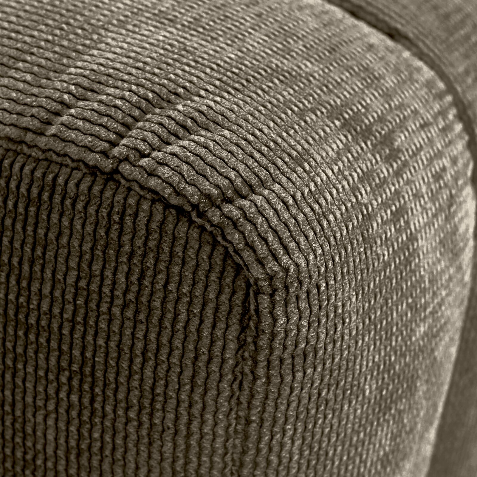 Novel Hocker LAILA Nahaufnahme eines Hockers mit geripptem Stoffbezug, Perspektive von der Ecke.