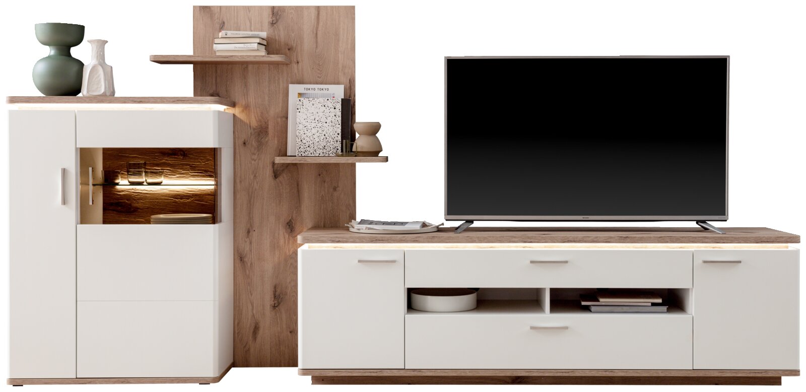 Stylife Wandkombination PALERMO Moderne Wohnzimmer-Wohnwand in Weiß und Eicheoptik mit LED-beleuchteter Vitrine, Wandregalen und TV-Lowboard, frontal aus leicht erhöhter Perspektive.