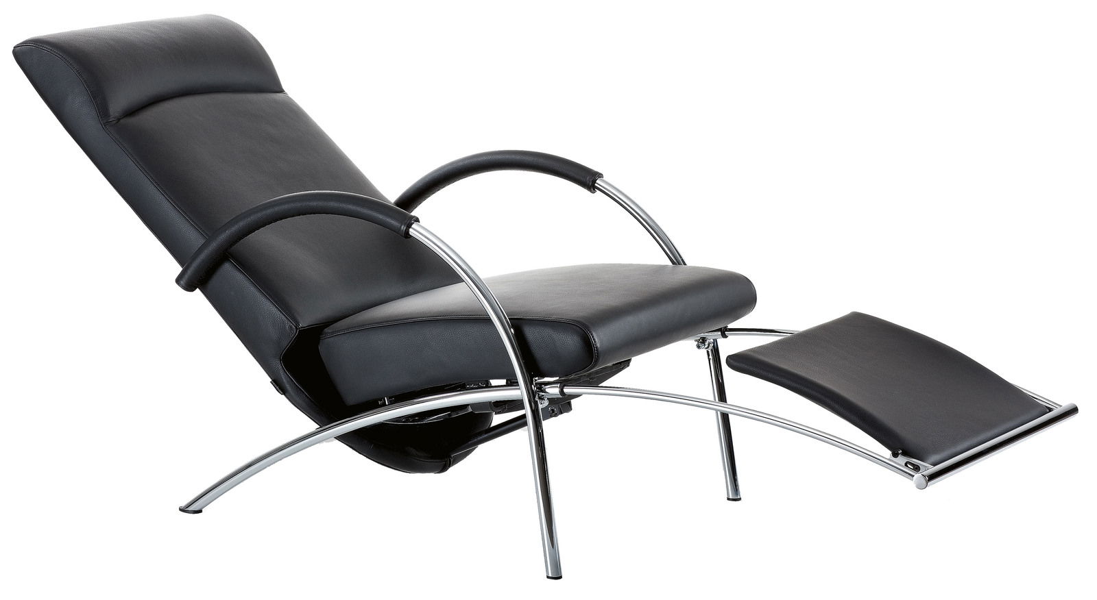 Moderner schwarzer Funktionssessel mit verchromtem Gestell und integrierter Fußstütze, seitliche Perspektive