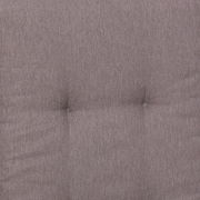 Nahaufnahme in Frontalansicht: grauer Polsterstoff mit feiner Webstruktur und zwei eingearbeiteten Knopfheftungen (Steppung)