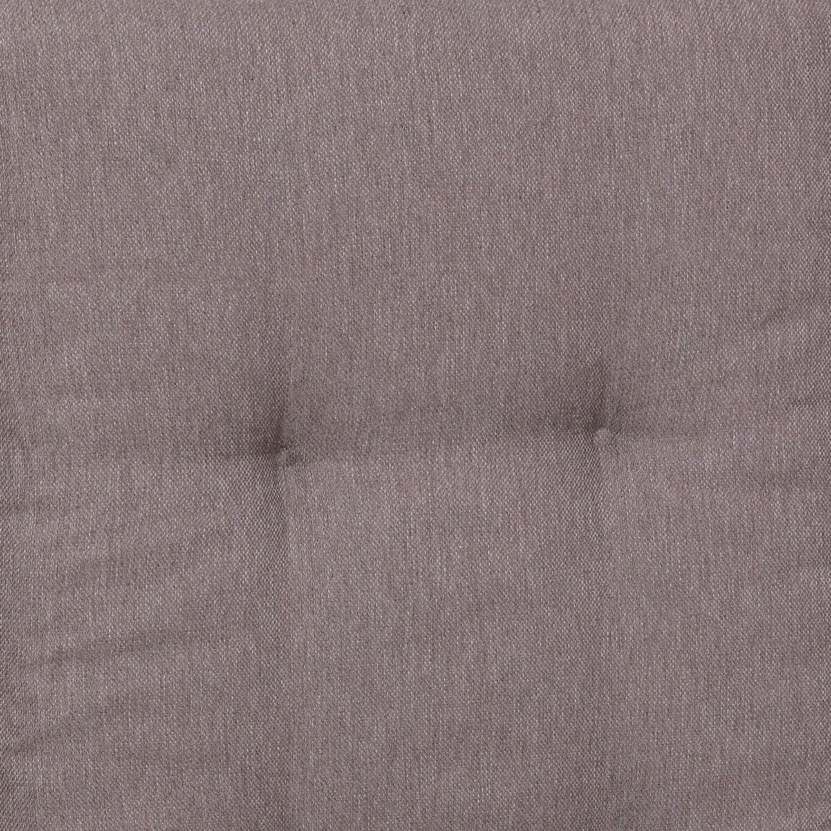 Nahaufnahme in Frontalansicht: grauer Polsterstoff mit feiner Webstruktur und zwei eingearbeiteten Knopfheftungen (Steppung)