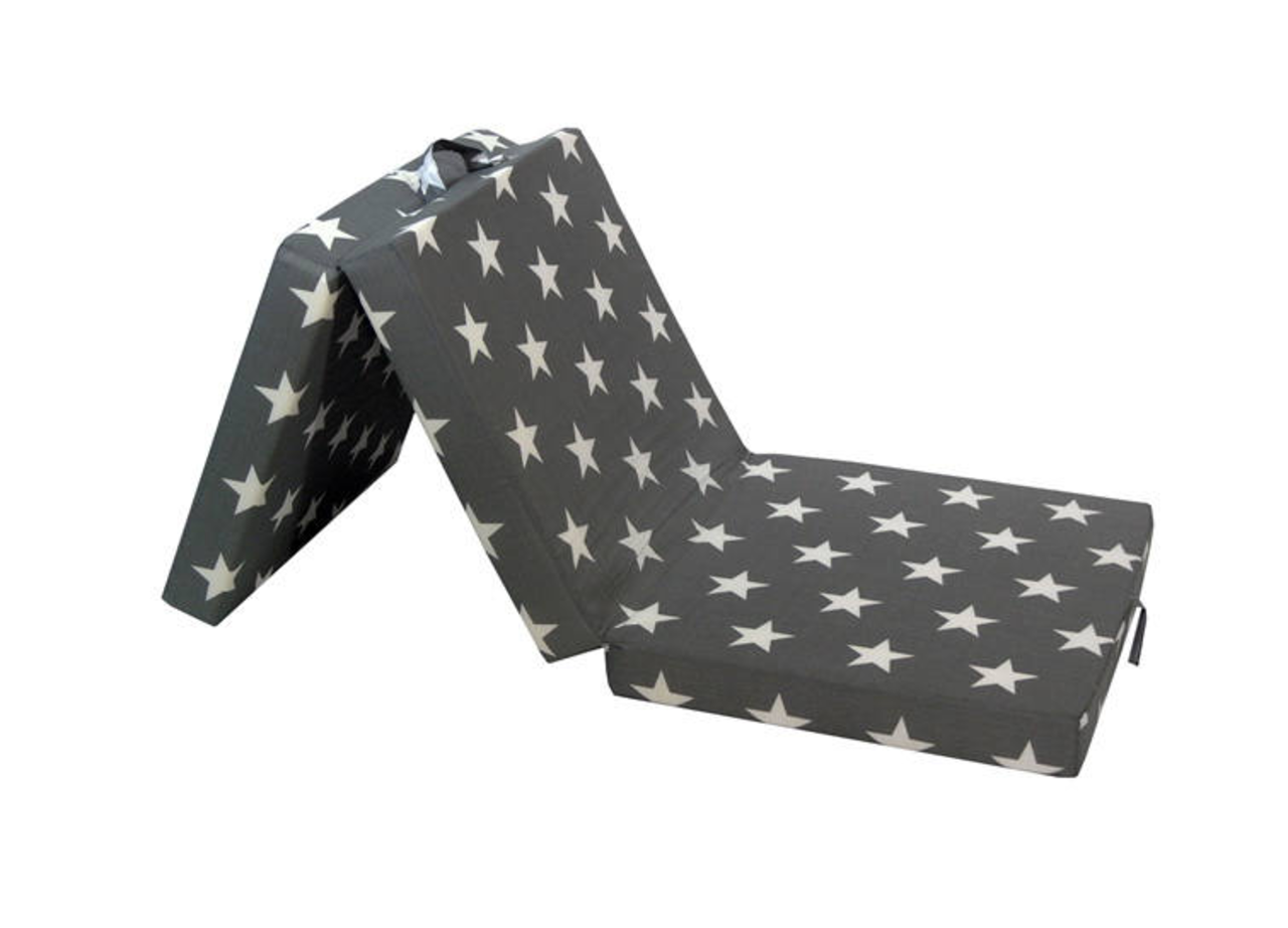 Faltmatratze mit Sternenmuster, teilweise aufgeklappt, seitliche Perspektive