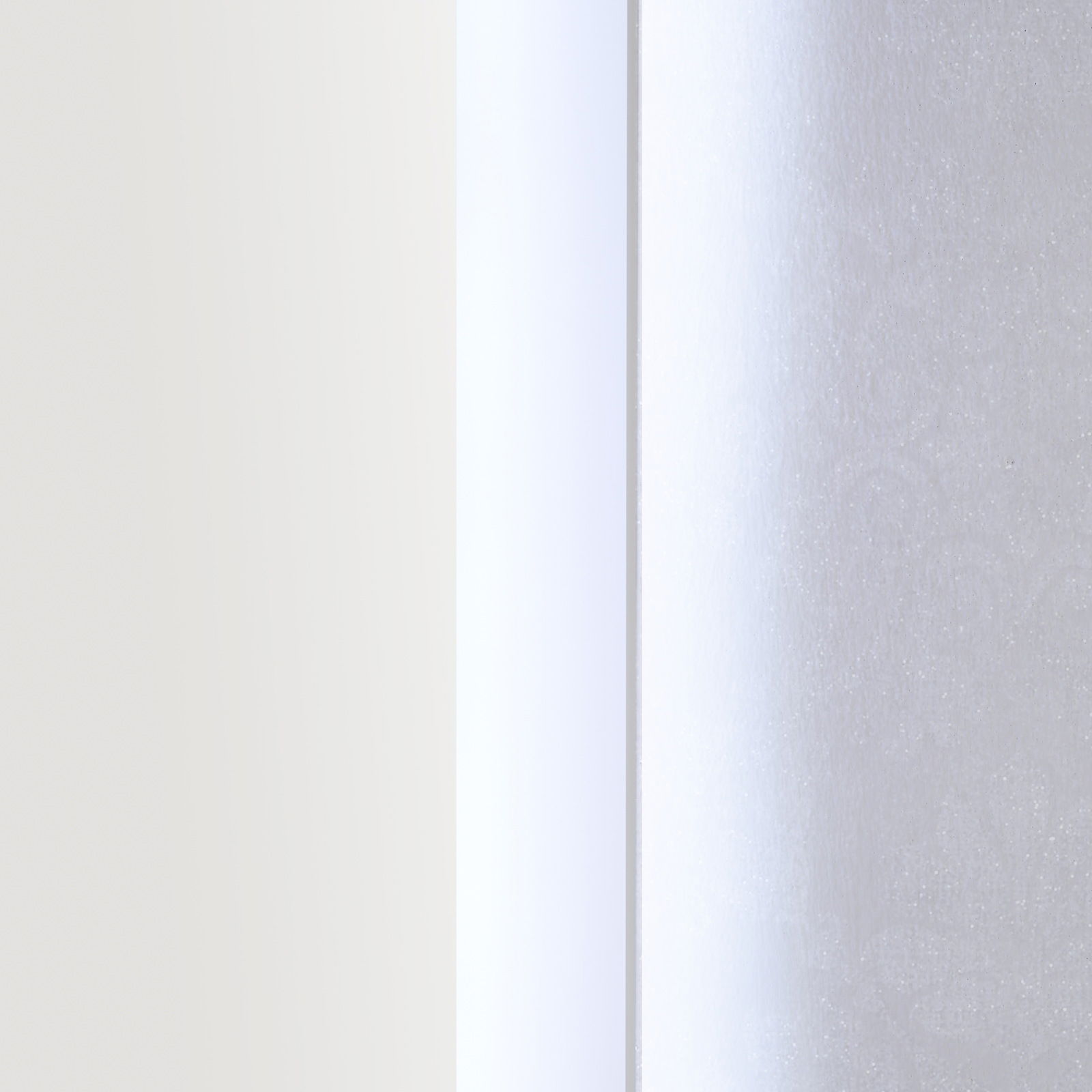 Nahaufnahme eines Spiegelelements mit seitlicher Perspektive, das eine glatte, reflektierende Oberfläche zeigt.